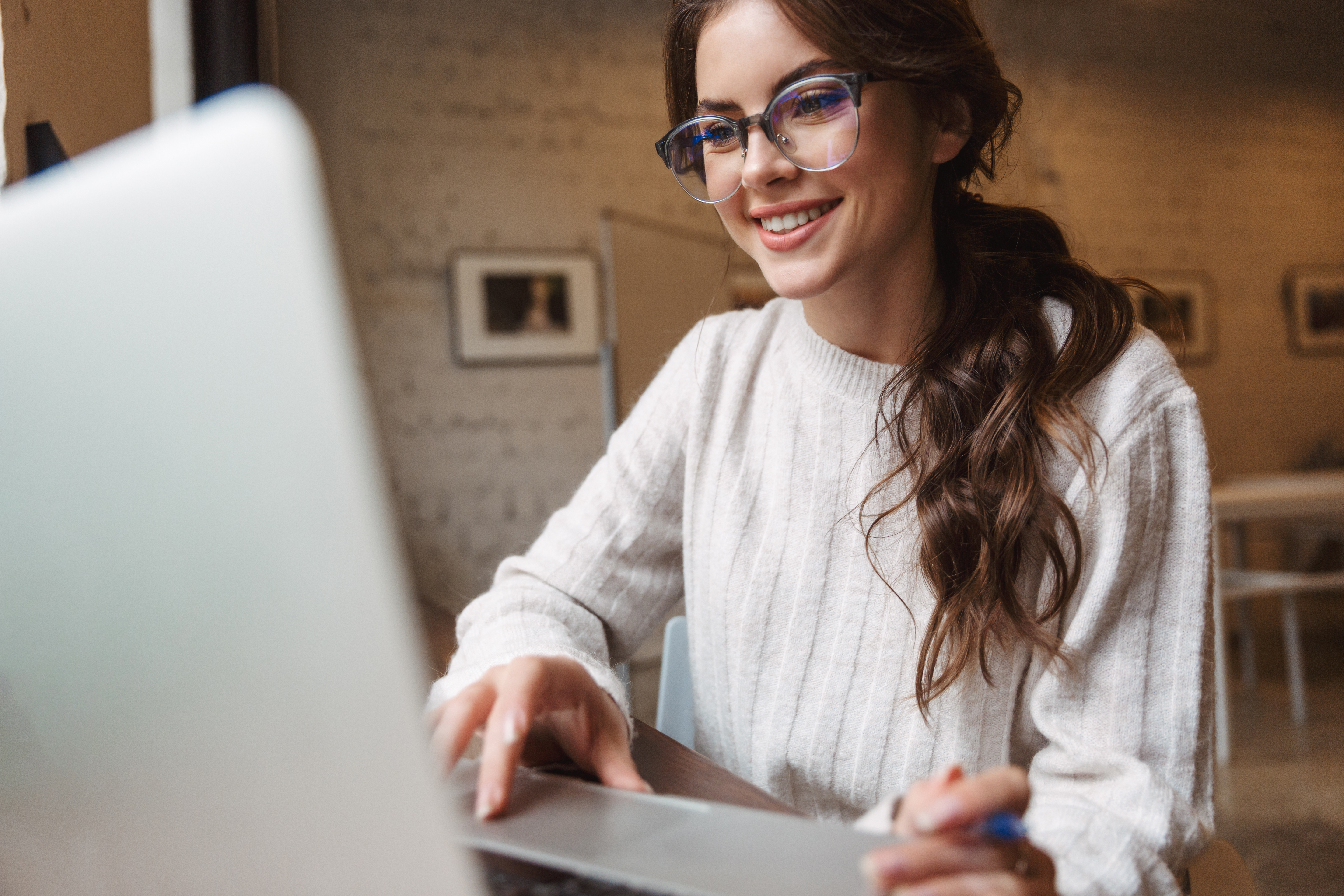 Lachende Frau am Laptop