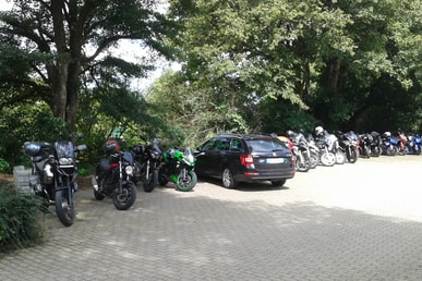 Mit dem Motorrad ins Schwebebahnbistro